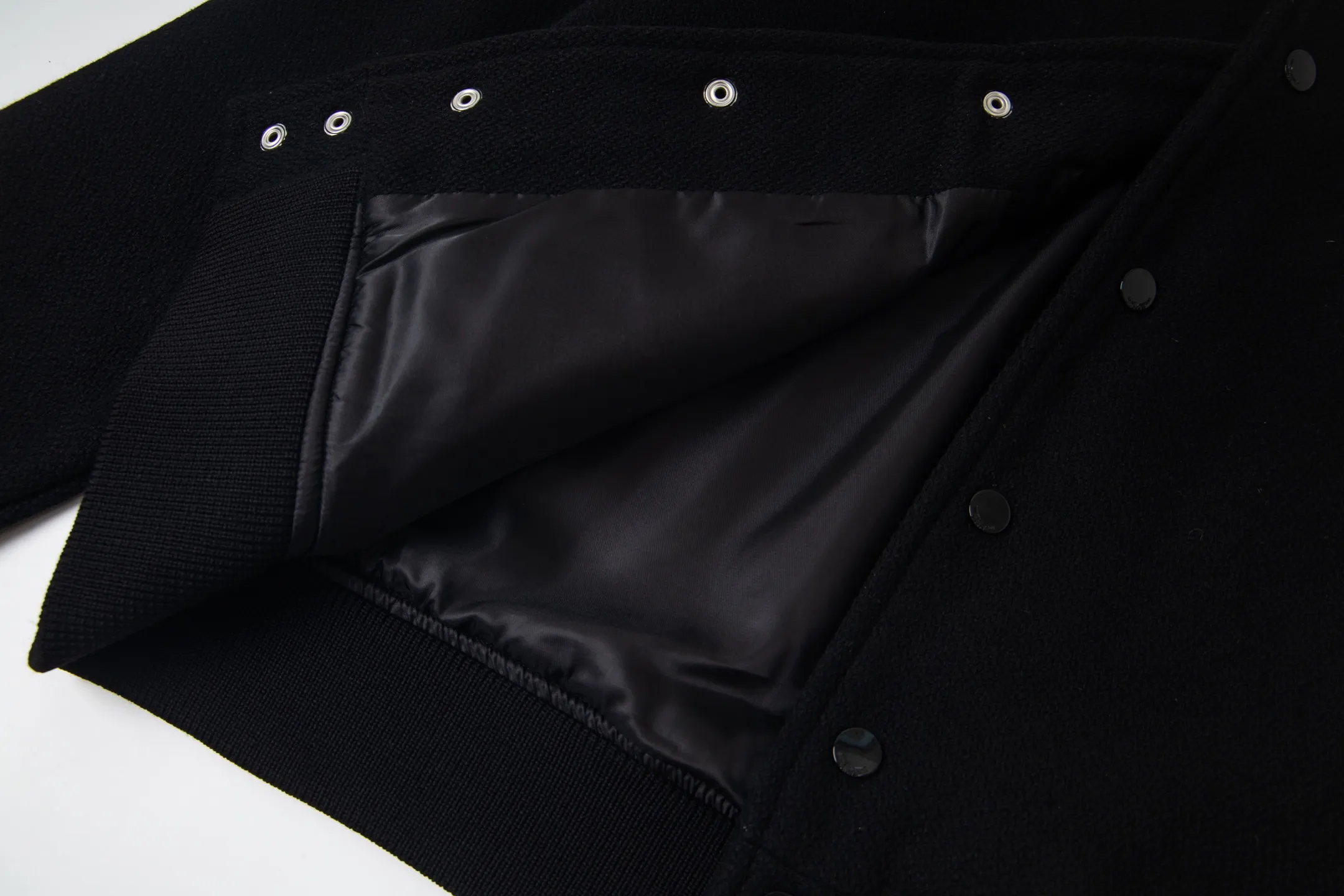 P480 high version in stock, all sizes Saint Laurent Paris slp classic leather patchwork black and white baseball collar jacket, original version 1:1 to develop the highest version on the Internet. It took 2 months to customize pure wool fabric and jacquard ribbing (ordinary machines cannot achieve this jacquard effect), the version is super handsome, and the patchwork position is very particular about parking technology. Whether the whole dress is good or not depends on the position 46-48-50-52